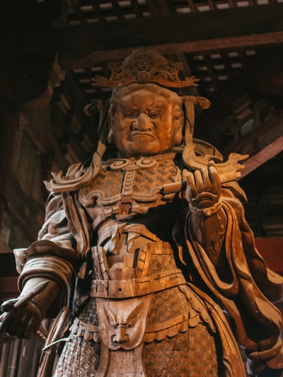 棕色混凝土人像